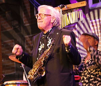 Alle zwei Jahre verwandelt sich Hof Sickmann in Badbergen-Langen beim Musiksommer Artland zur Konzertbühne. Wegen seiner unvergleichlichen Atmosphäre ist das Musikfestival bei Zuschauern wie Künstlern äußerst beliebt. Hier ein Foto des Auftritts des Künstlers Klaus Doldinger beim Musiksommer Artland 2017.