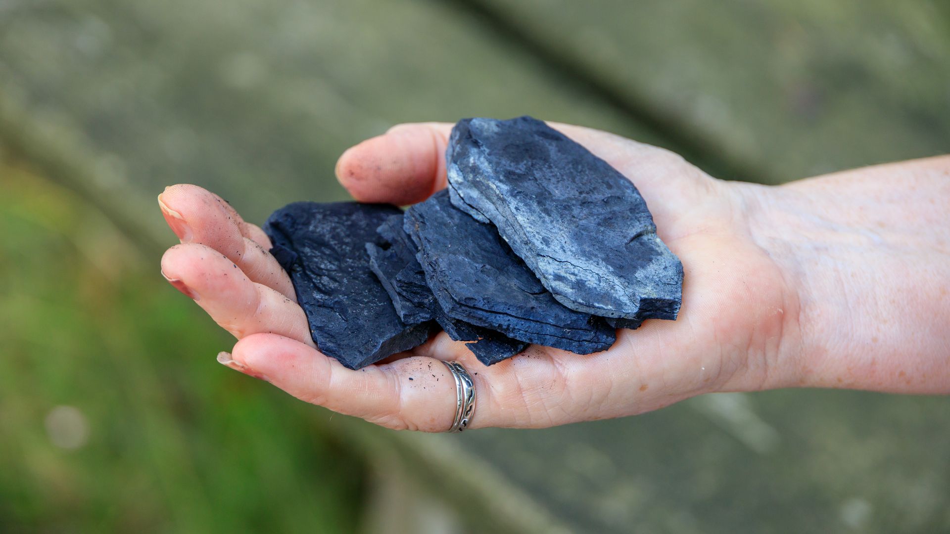 Schwarzkreide aus der Schwarzkreidegrube Vehrte, ein dunkles, feinkörniges Naturmaterial aus der regionalen Erdgeschichte.