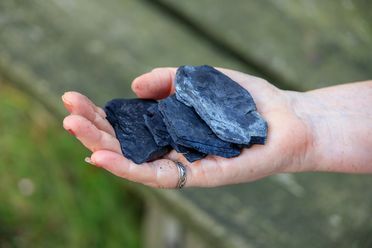 Schwarzkreide aus der Schwarzkreidegrube Vehrte, ein dunkles, feinkörniges Naturmaterial aus der regionalen Erdgeschichte.