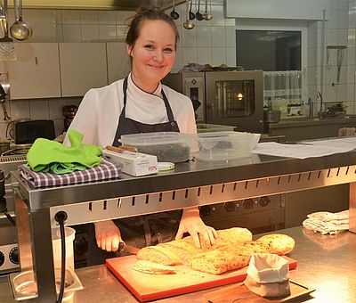 Im Bio-Restaurant goldwerth in Bad Laer bereitet Küchenchefin Leonie Holtwerth die Speisen aus regionalen Produkten in Bio-Qualität zu. 
