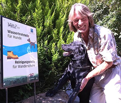 Schild: Wassertretstelle für Hunde in Bad Iburg im Osnabrücker Land