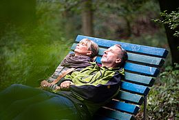 Sehen, lauschen, riechen, schmecken: Beim Waldbaden werden alle Sinne auf Entspannung und Achtsamkeit trainiert.