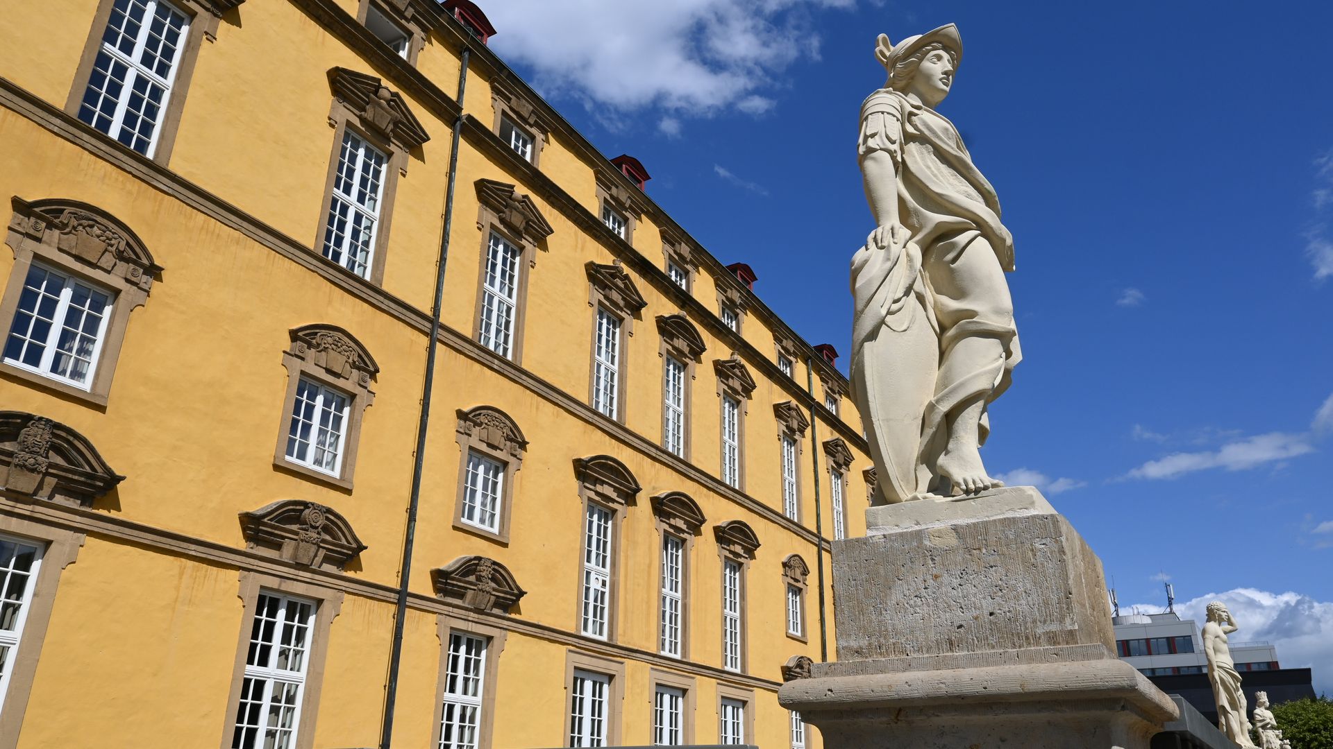 Schlossfassade mit Skulptur