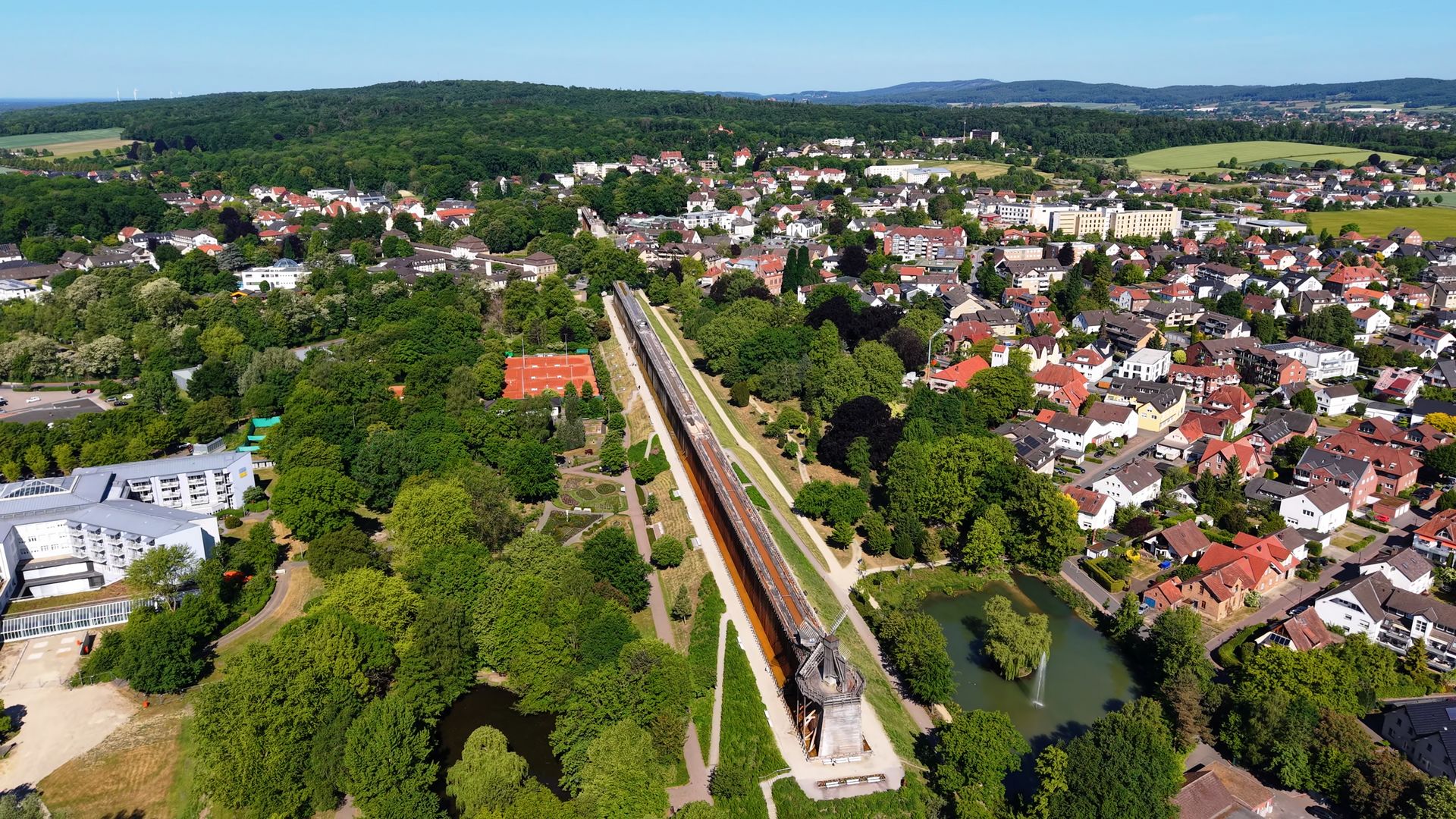 Langes Gradierwerk im Kurpark von Gradierwerk Bad Rothenfelde, mit Spazierweg, Bänken und feinem Salznebel in ruhiger Umgebung.