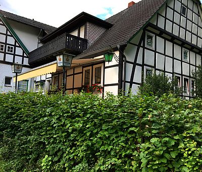 Genießen Sie die Ruhe an grünen Hecken im Biergarten von Renate Elixmann an der Sutthauser Mühle in Osnabrück.