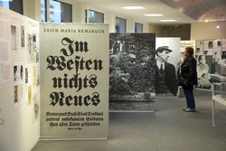 Erich Maria Remarque-Friedenszentrum mit Ausstellungsstücken zu Remarques Werk und Leben.