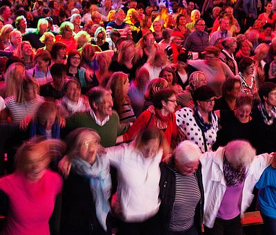 Karaoke, Mitsingkonzerte, Rudelsingen - viele Begriffe für eines der schönsten Gemeinschaftserlebnisse: Gemeinsam singen macht einfach glücklich 