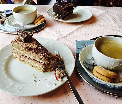 Eine Kaffeetafel mit den herrlichen Torten aus der Konditorei Dodt in Bad Laer im Osnabrücker Land. Hier liegt das Paradies für Naschkatzen.