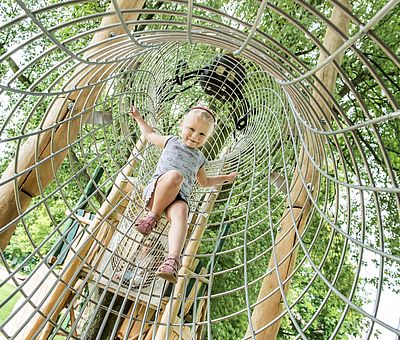 Die Kids haben jede Menge Spaß im Klettergarten des Moskaubads in Osnabrück.