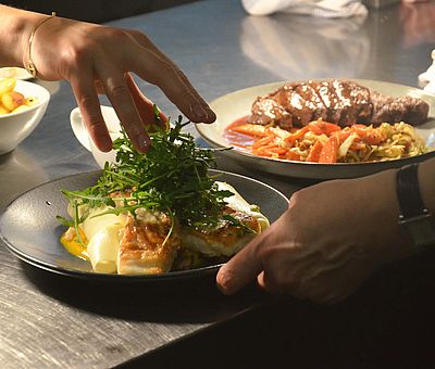 Leckere Speisen in Bio-Qualität, zubereitet mit regionalen Produkten im Rhythmus der Jahreszeiten erwarten euch ab Februar 2020 im Bio-Restaurant des Hotels Melter in Bad Laer. Geöffnet ist das Restaurant für Außer-Haus-Gäste Dienstag bis Samstag von 18:00 bis 20:30.