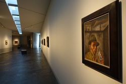 Ein Selbstbildnis von Felix Nussbaum hängt in einem modernen, hell beleuchteten Ausstellungsraum.