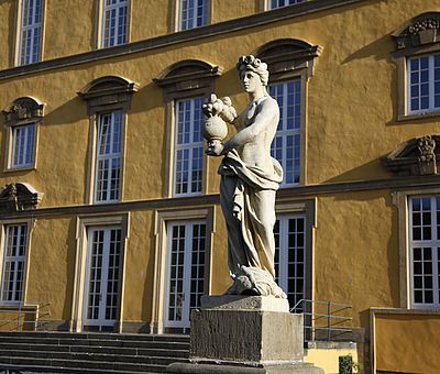 Die Skulpturen im Osnabrücker Schlossgarten sind Allegorien auf die Kontinente Europa, Asien, Afrika und Amerika. Sie stammen von Schloss Eggermühlen.